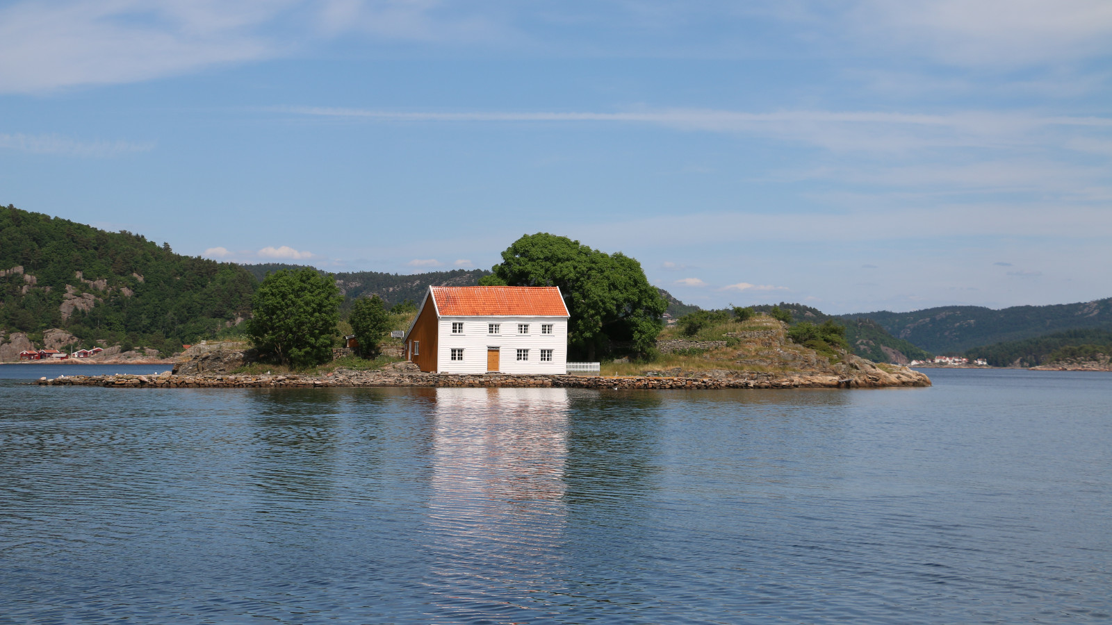 Hvitt hus på øy